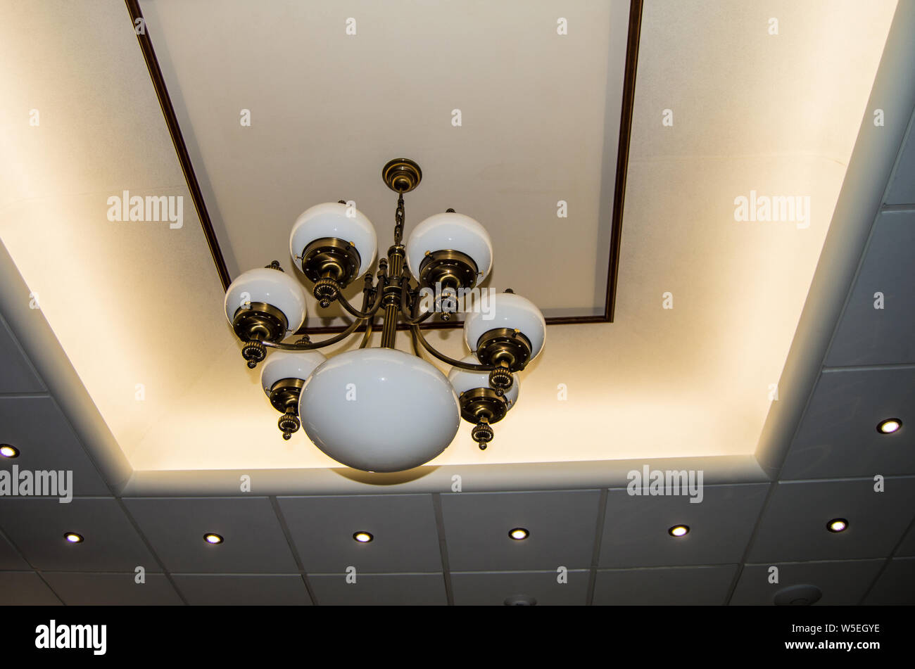 Diseño interior techo con foco LED Apliques y lámparas de estilo vintage  retro de bronce, blanco techo de lujo Fotografía de stock - Alamy