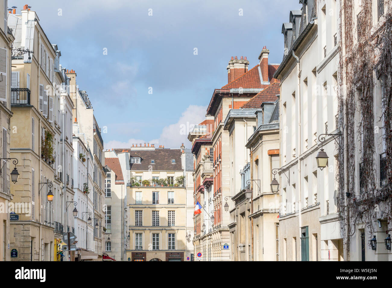 Calles y edificios en el barrio del Marais, París Foto de stock