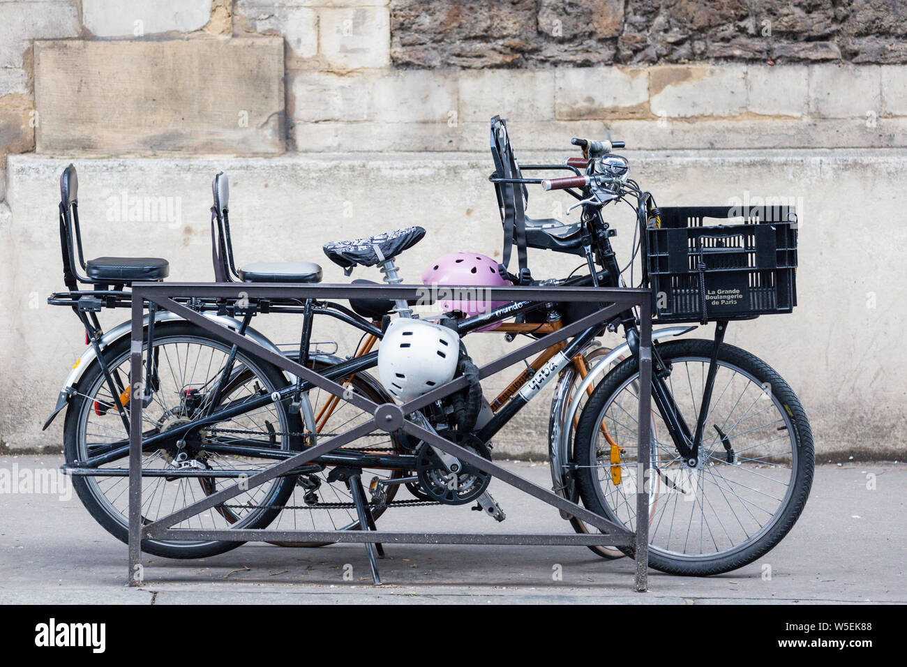Bicycle child seats fotografías e imágenes de alta resolución - Alamy