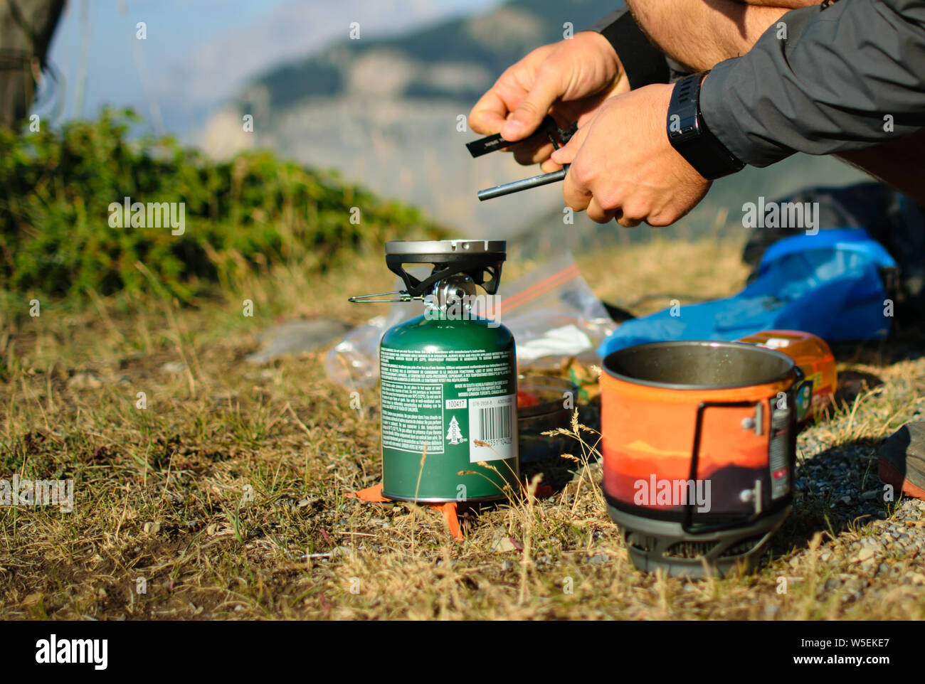 Cocinar en la estufa de gas propano de montaña Fotografía de stock - Alamy