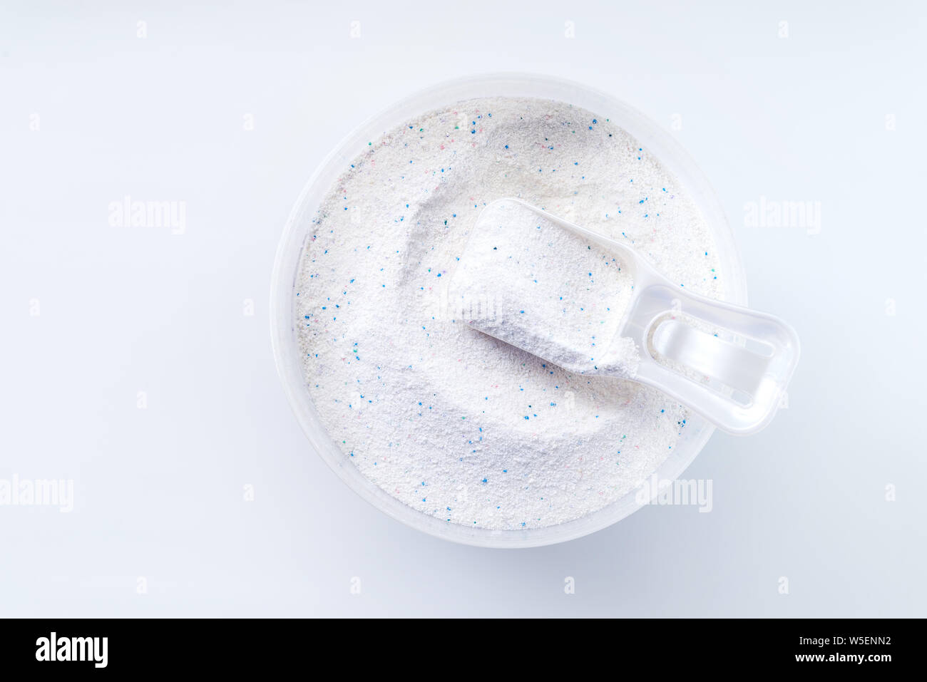 Detergente en polvo con taza de medir en una caja de detergente aislado sobre fondo blanco. Foto de stock