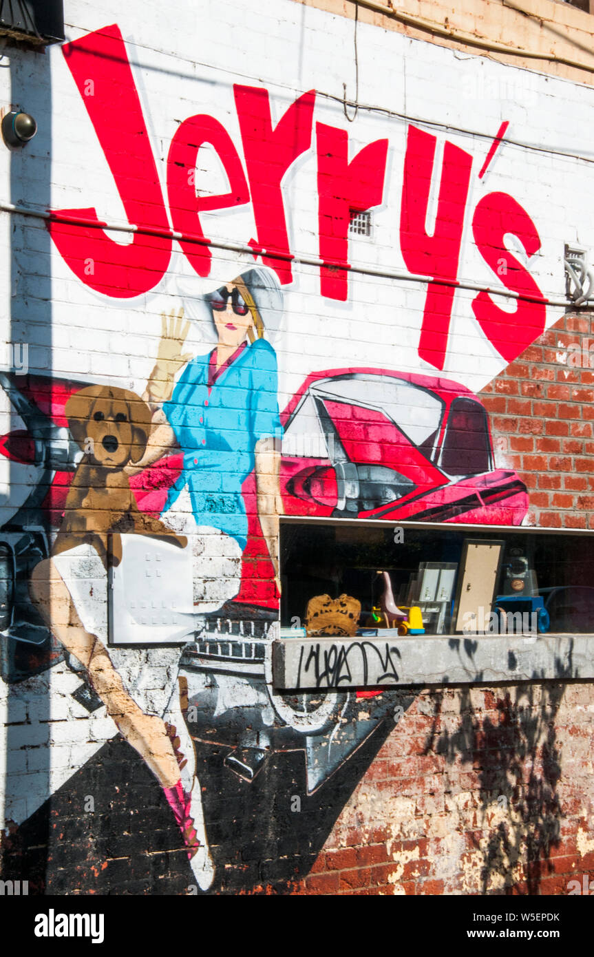 Pared lateral de Jerry's Milk Bar, una tradicional tienda en esquina convertida en café en Barkly Street, Elwood, Melbourne, Australia Foto de stock