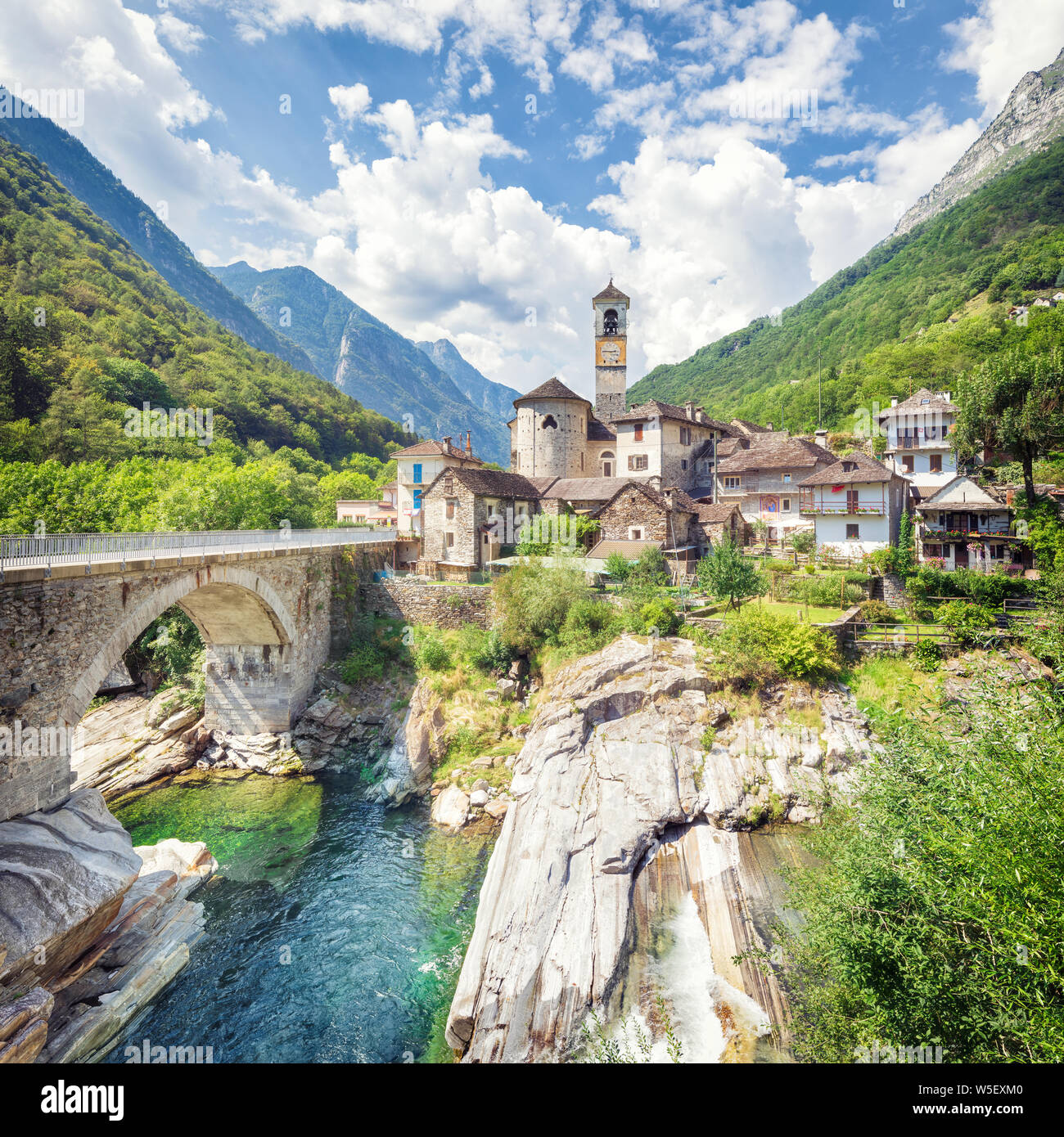 Viajar a la hermosa suiza en verano Foto de stock