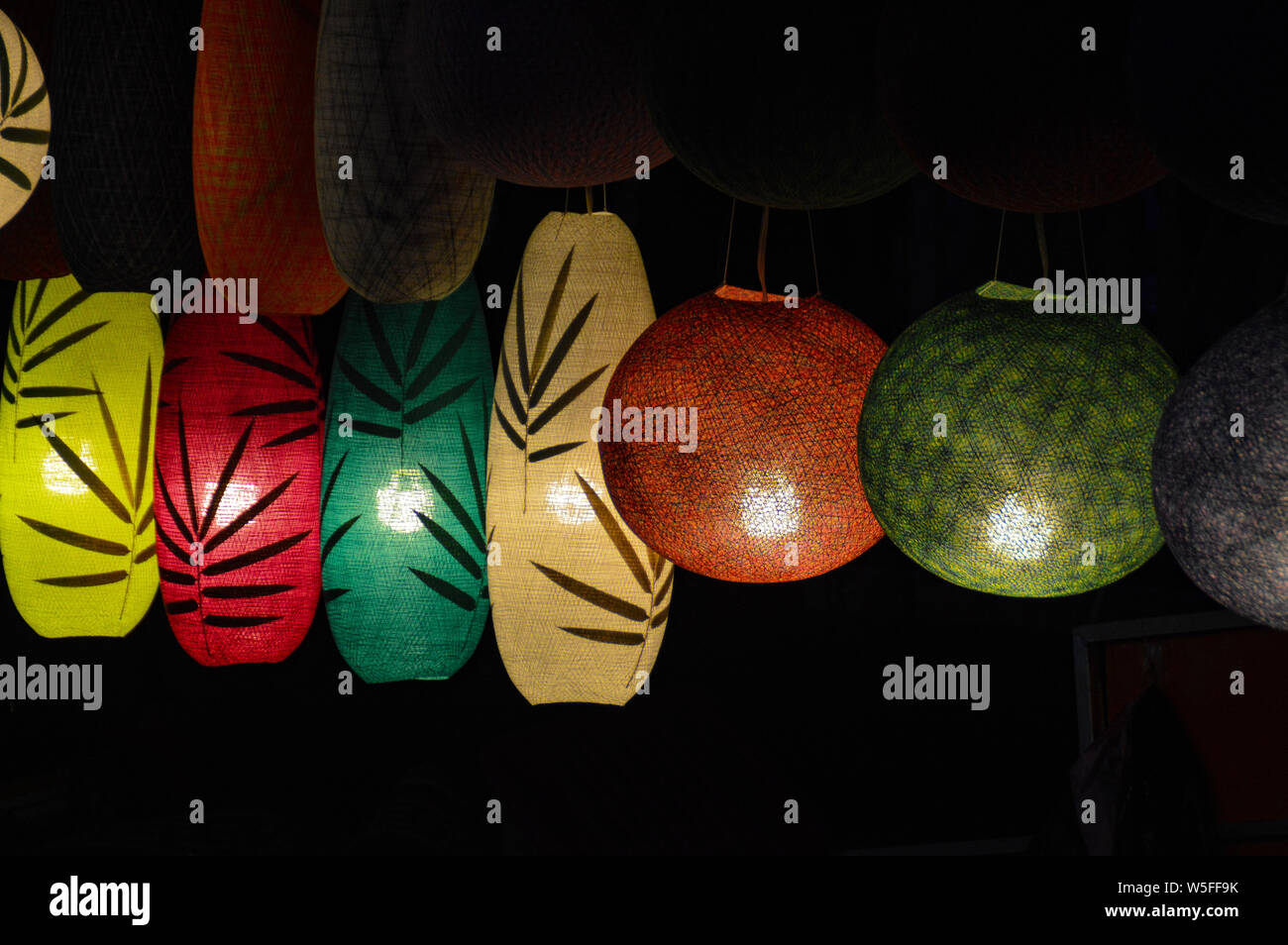 Tejido Tradicional lámparas vendidas como recuerdos turísticos populares en el famoso mercado nocturno de Luang Prabang, Laos Foto de stock