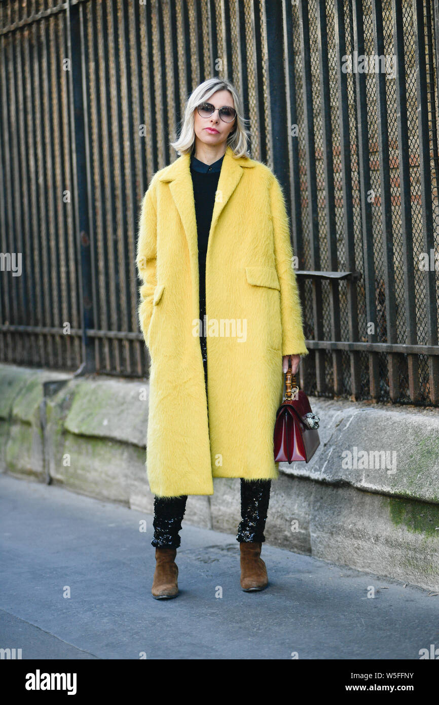 Un peatón que para el street style durante la de la moda de otoño/invierno 2019 en París, Francia, 27 de febrero de 2019 Fotografía de stock - Alamy