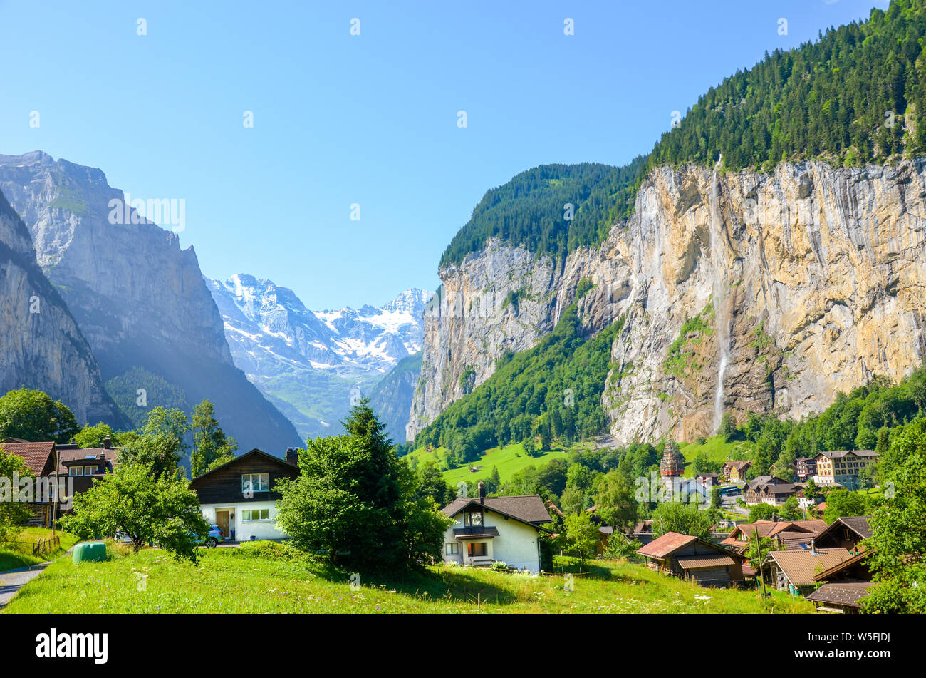 Impresionante vista del pintoresco pueblo de Lauterbrunnen con el famoso Staubbach cae en segundo plano. Destino turístico popular en Suiza. Temporada de verano, Alpes Suizos. Suiza paisaje. Foto de stock
