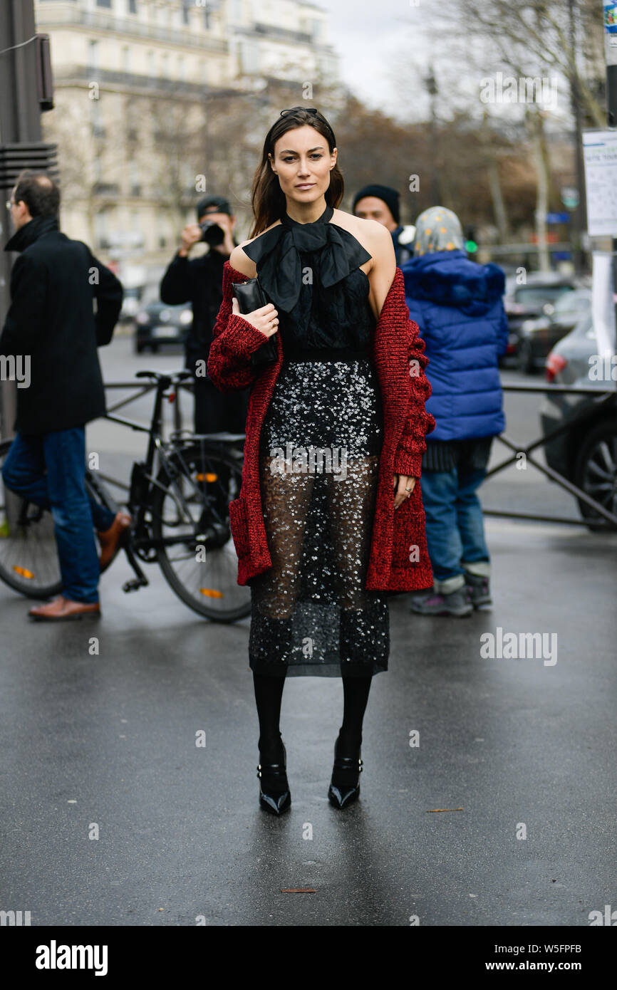 Una mujer de moda en ropa de moda es retratada en la calle durante la Semana