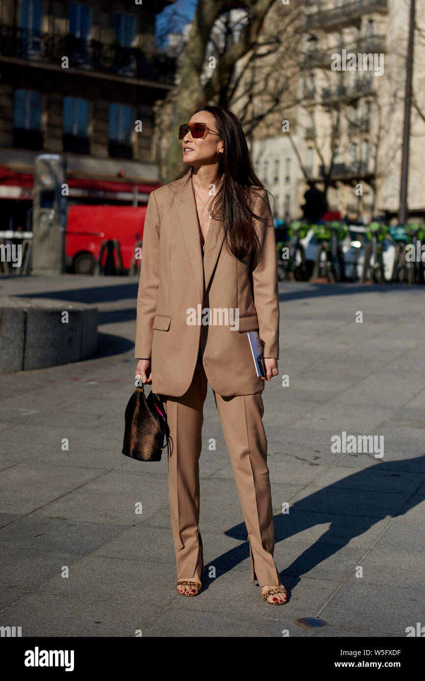 mujer de moda en ropa de moda es retratada en la calle la Semana de la moda de París otoño/invierno en 2019/2020 en París, Francia Fotografía de stock - Alamy