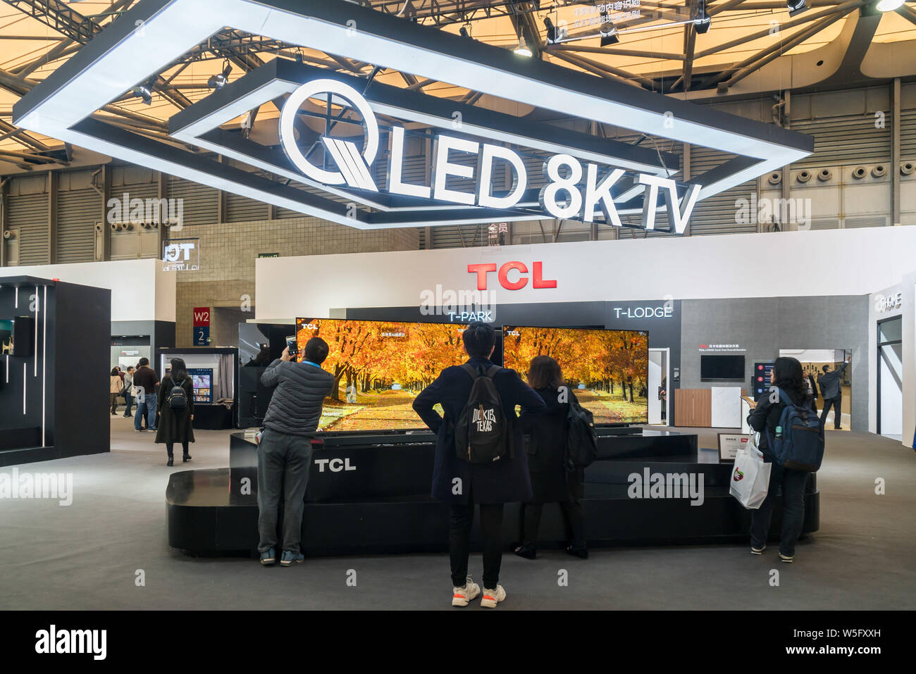 Un visitante toma una foto de Samsung 98 pulgadas TV QLED 8K en la pantalla  durante el aparato & Electronics World Expo 2019 (Awe 2019) en Shanghai,  China Fotografía de stock - Alamy