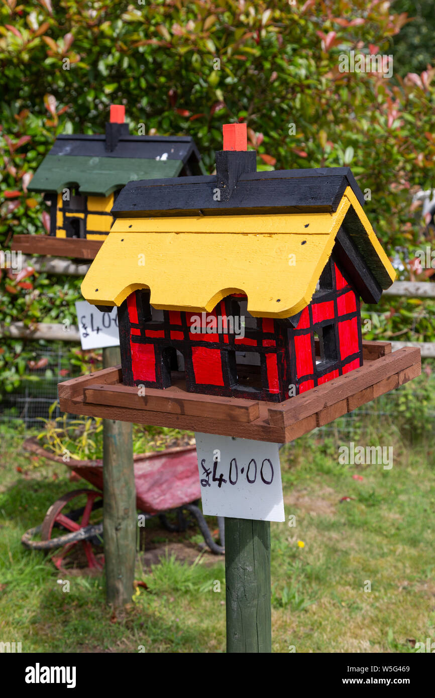 Caja de pájaros hecha en casa fotografías e imágenes de alta resolución -  Alamy