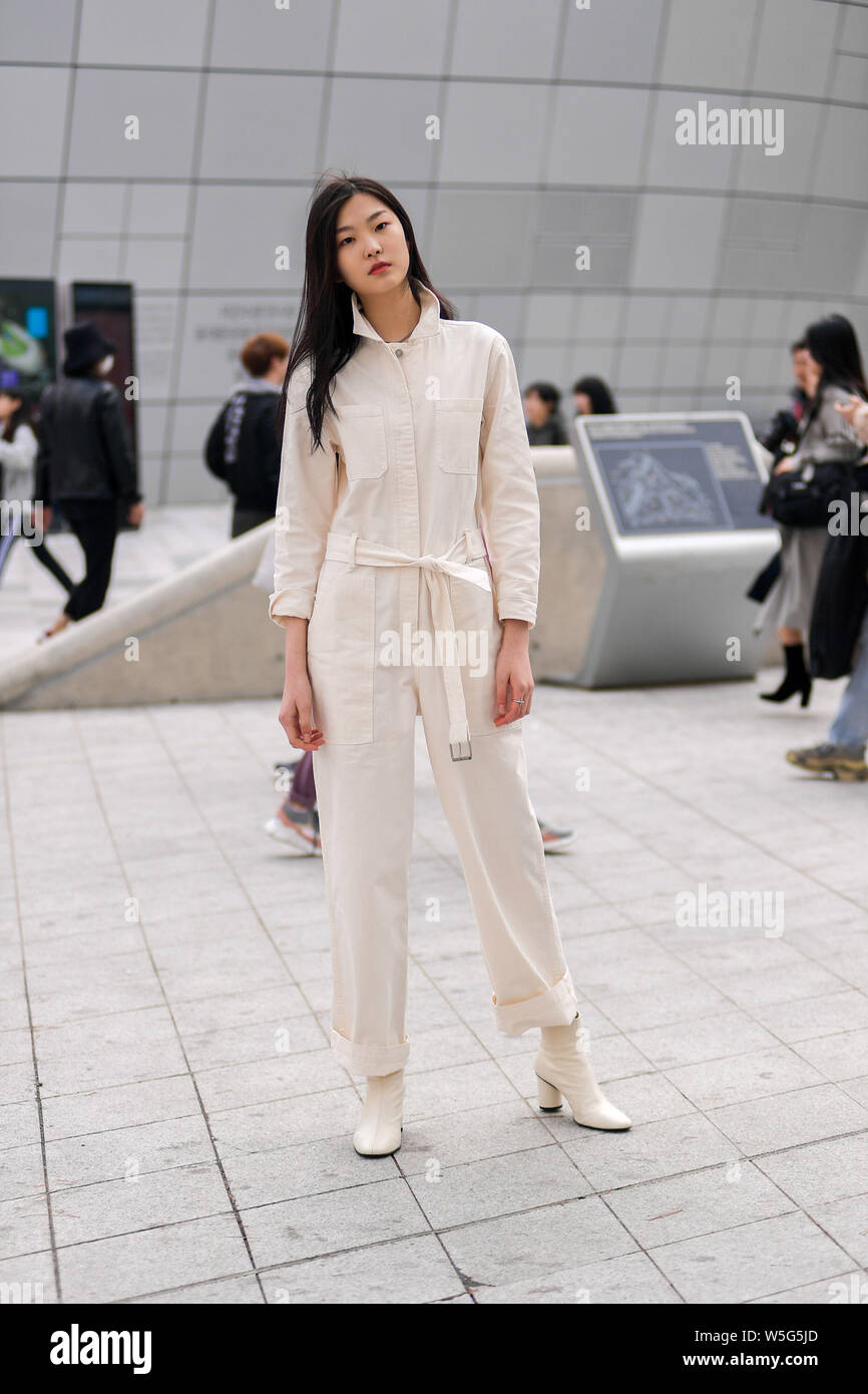 Una mujer de moda en ropa de moda es retratada en la calle durante el Otoño/Invierno 2019 La Semana la moda de Seúl en Seúl, Corea del Sur, 21 de marzo