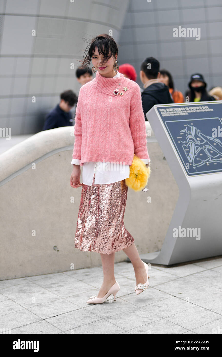 Una mujer de moda en ropa de moda es retratada en la calle durante el  Otoño/Invierno 2019 La Semana de la moda de Seúl en Seúl, Corea del Sur, 21  de marzo