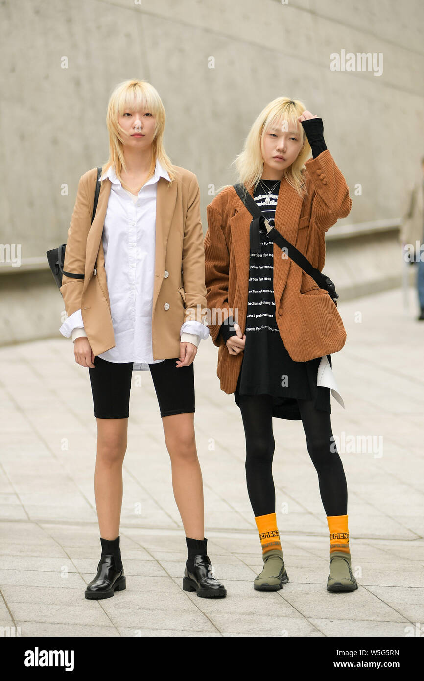 Las mujeres de moda en ropa de moda están representados en la calle durante el Otoño/Invierno 2019 La Semana de la de en Seúl, Corea del Sur, 21 de marzo