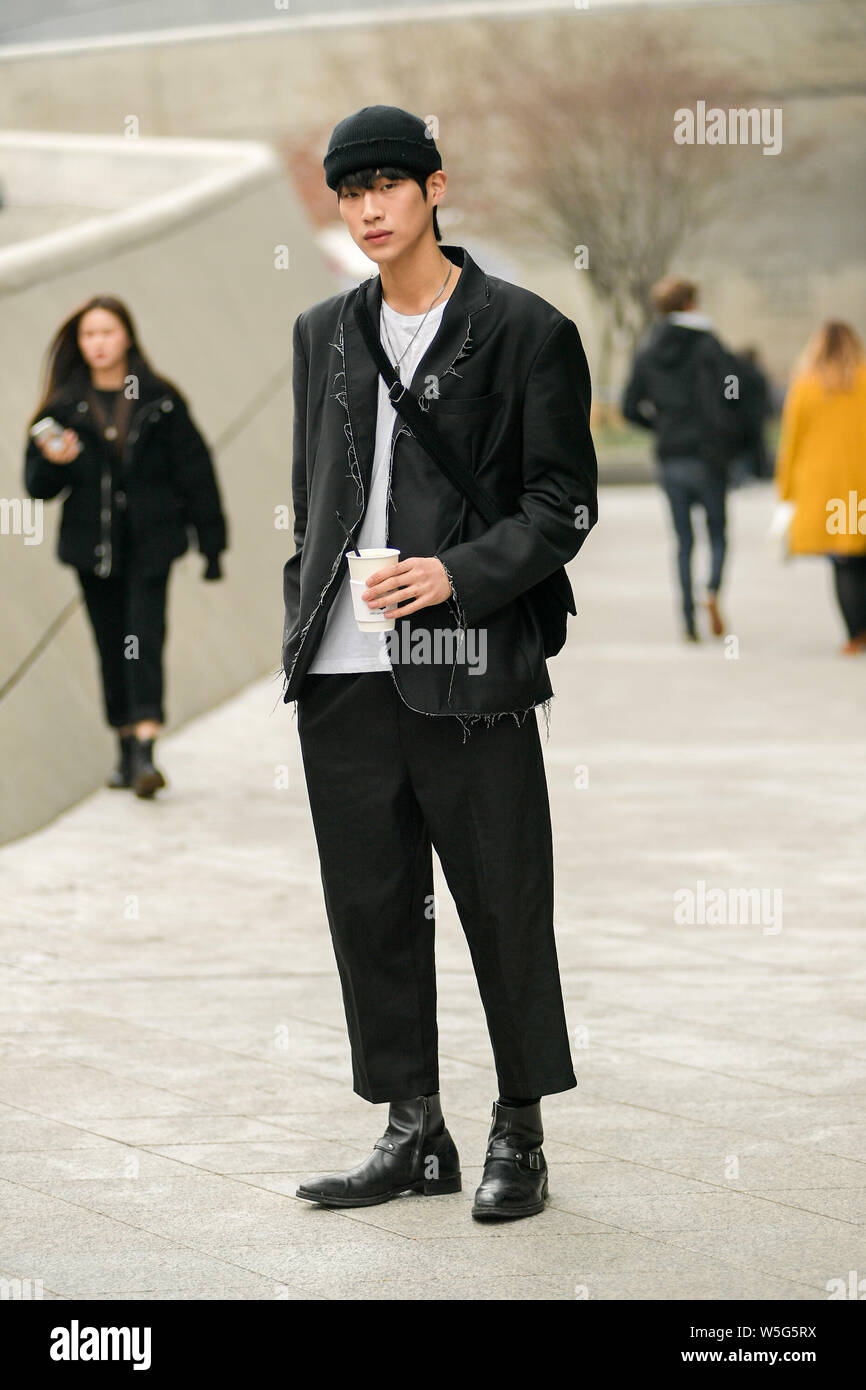 hombre de moda en ropa de moda es en la calle durante el Otoño/Invierno 2019 La Semana de la moda de Seúl en Seúl, Corea del Sur, 21 de marzo