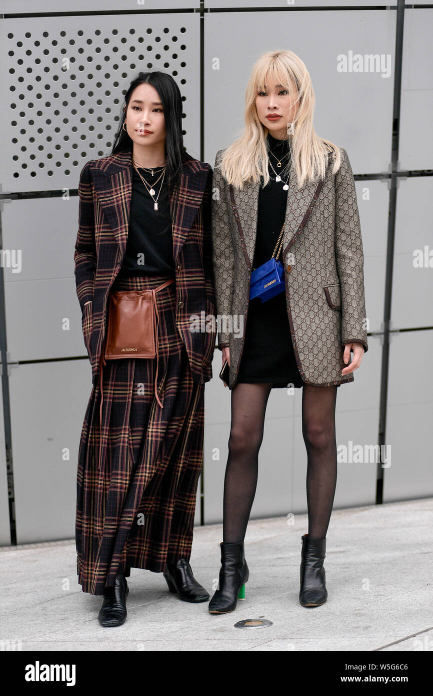 Las mujeres de moda en ropa de moda están representados en la calle durante el Otoño/Invierno 2019 La Semana de la moda de Seúl en Seúl, Corea del Sur, de marzo