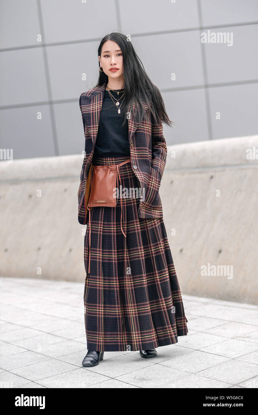 Una mujer de moda en ropa de moda es retratada en la calle durante el Otoño/Invierno 2019 La de la de Seúl en Seúl, Corea del Sur, 21 de marzo