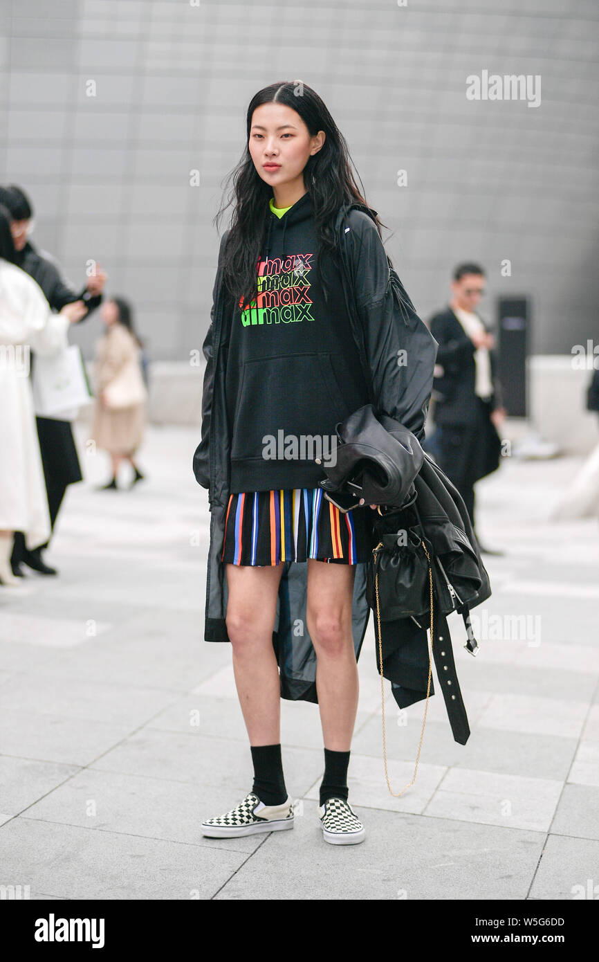 Una mujer de moda en ropa de moda es retratada en la calle durante el Otoño/Invierno 2019 La de la de Seúl en Seúl, Corea del Sur, 21 de marzo