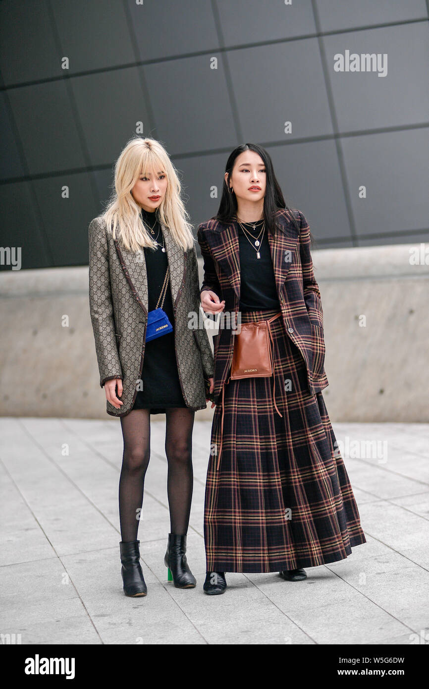 mujeres de moda en ropa de moda están representados en la calle durante el Otoño/Invierno 2019 La Semana de la moda de Seúl en Seúl, Corea del Sur, 21 de marzo