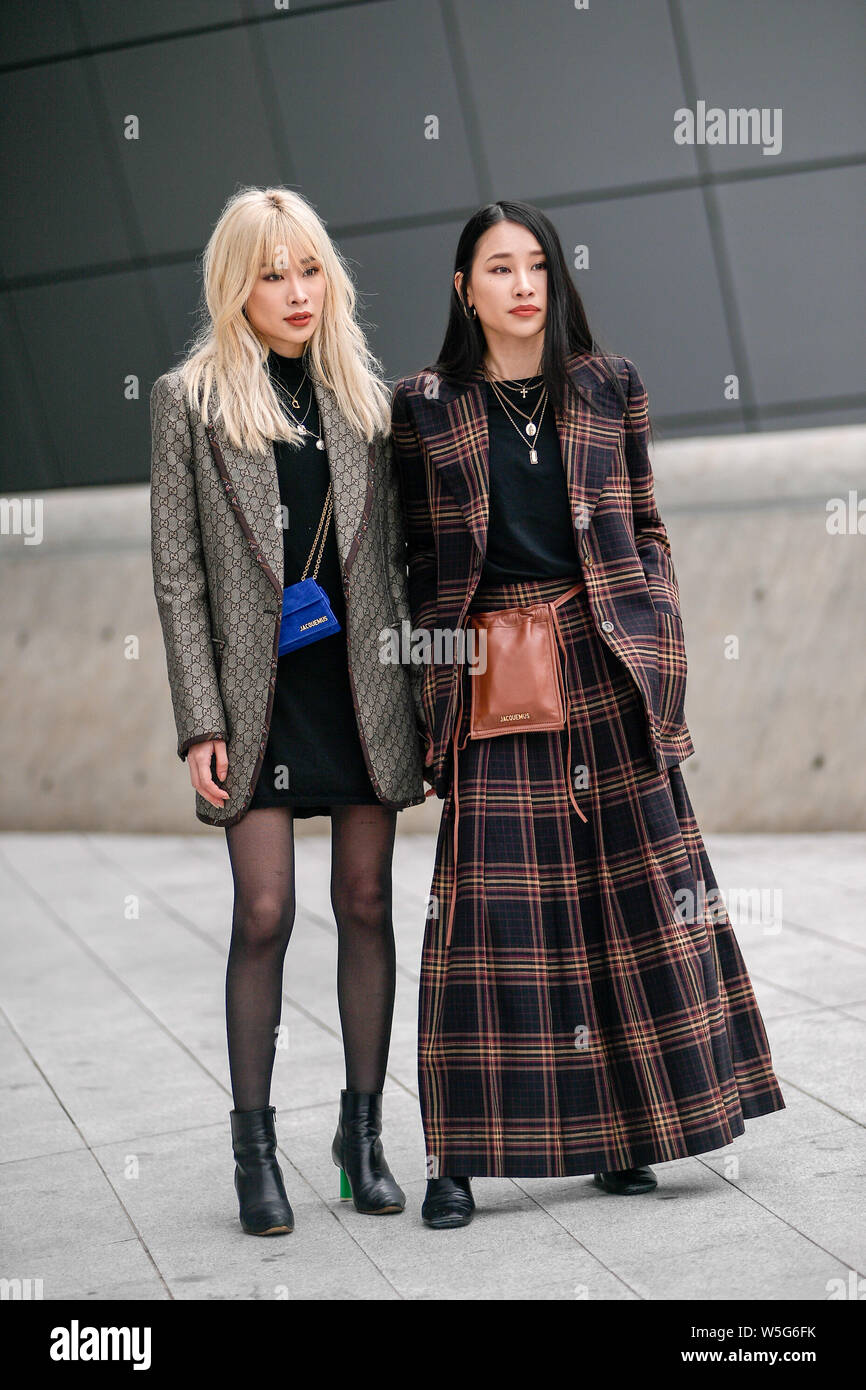 Las mujeres de moda en ropa de moda están representados en la calle durante el Otoño/Invierno 2019 La Semana de la de en Seúl, Corea del Sur, 21 de marzo