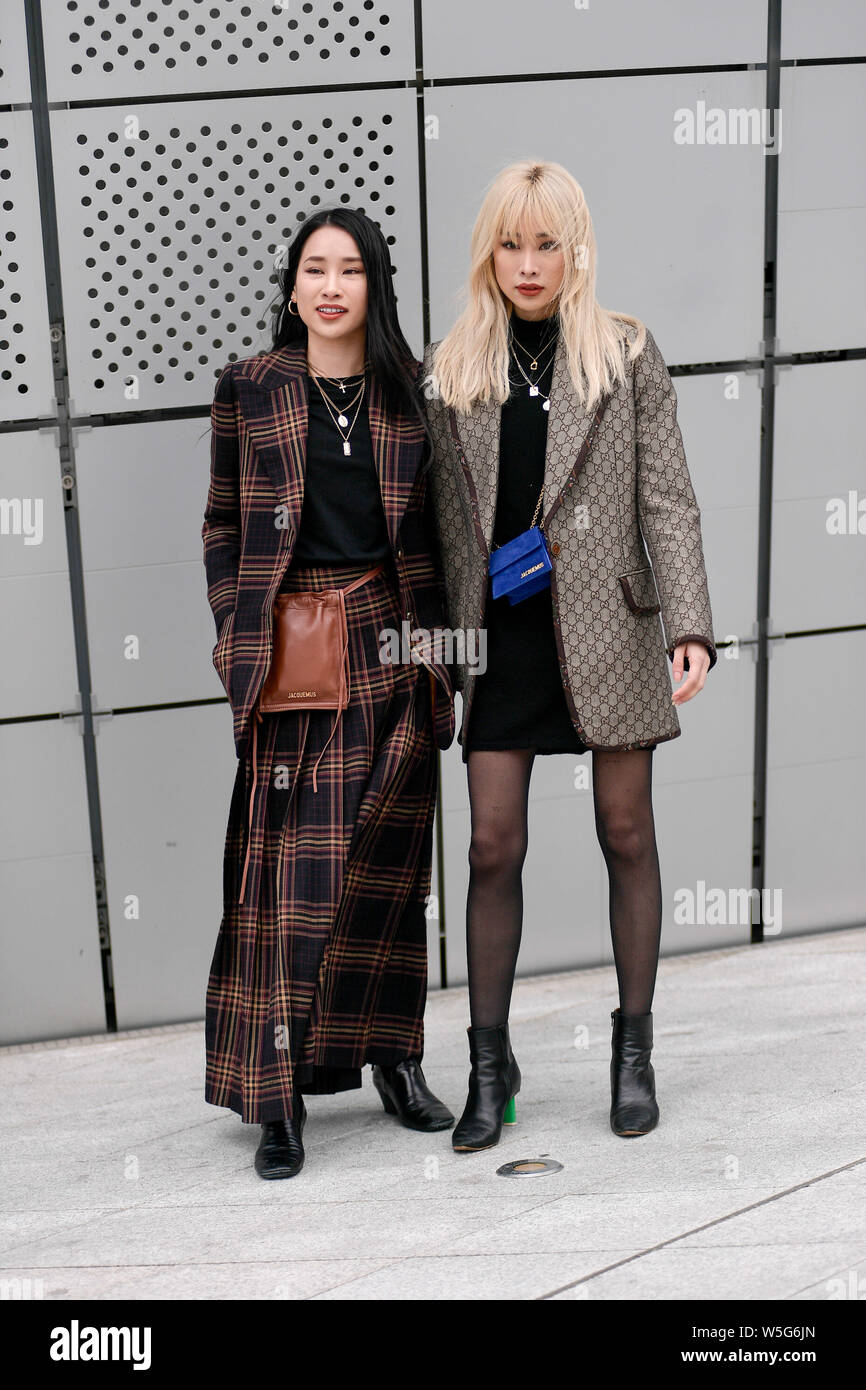 Las mujeres de moda en ropa de moda están representados en la calle durante el Otoño/Invierno 2019 La Semana de la de en Seúl, Corea del Sur, 21 de marzo