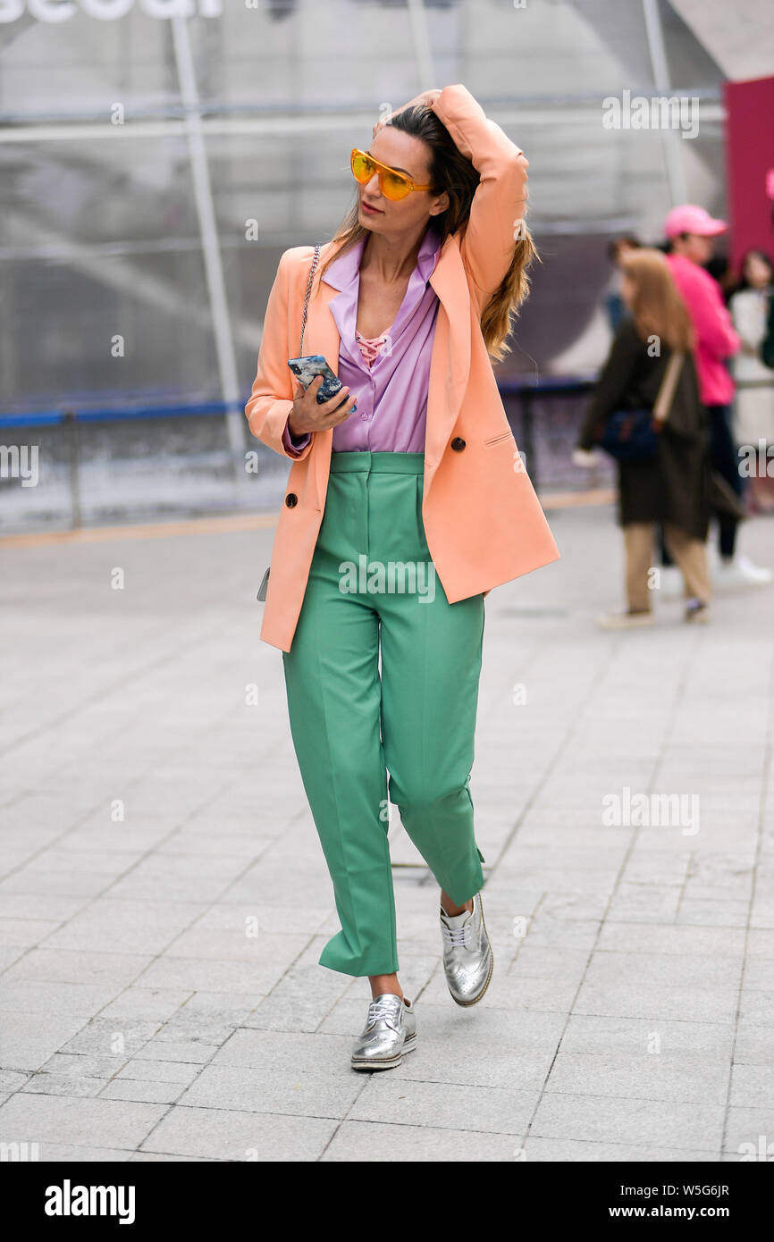 Una mujer de moda en ropa de moda es retratada en la calle durante el Otoño/Invierno Semana de moda de Seúl en Seúl, Corea del Sur, 21 de marzo