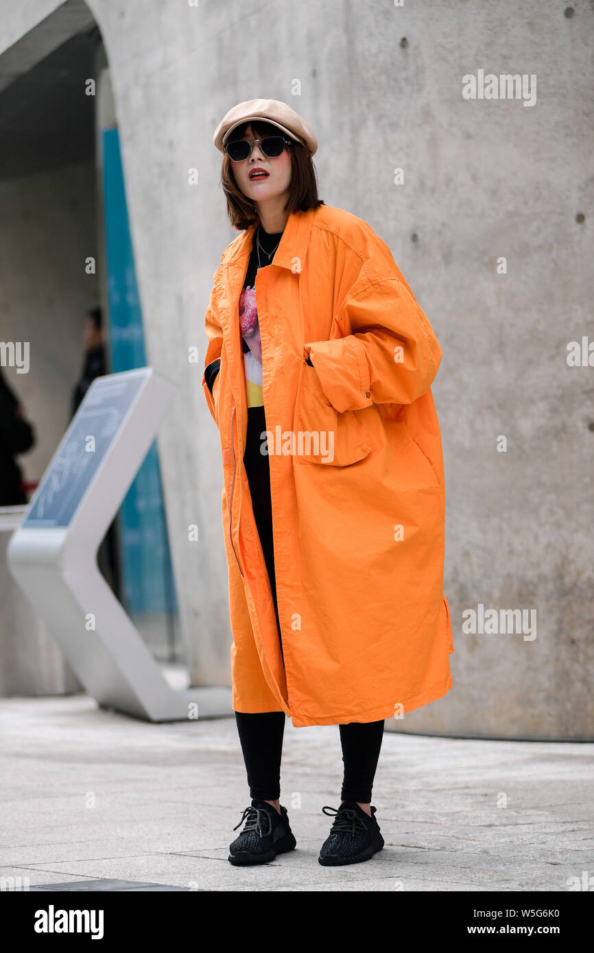 Una mujer de moda en ropa de moda es retratada en la calle durante el Otoño/Invierno  2019 La Semana de la moda de Seúl en Seúl, Corea del Sur, 21 de marzo