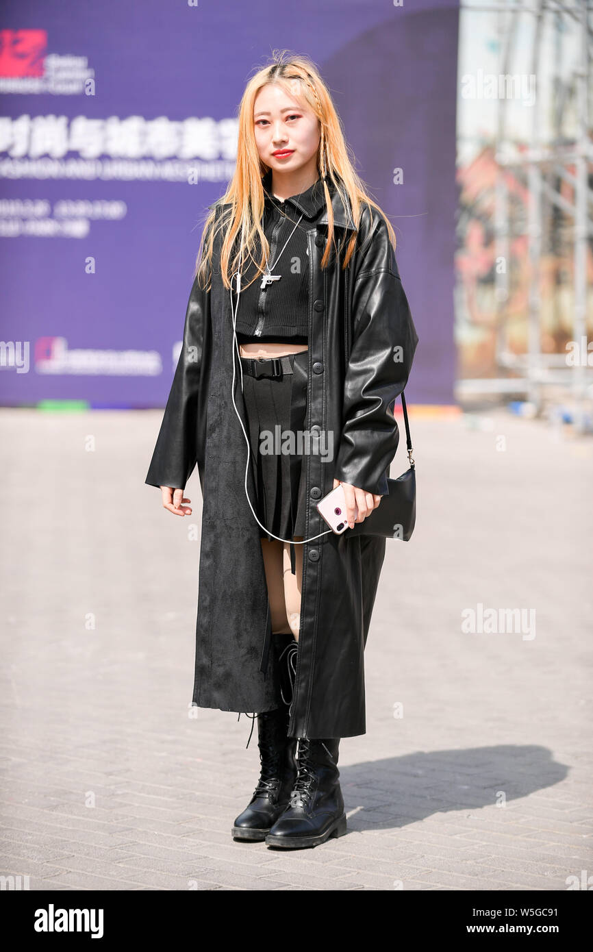 mujer de moda en ropa de moda es retratada en calle la Semana de la moda de China Otoño/Invierno 2019 en Beijing, China, 26 de marzo de 2019 Fotografía