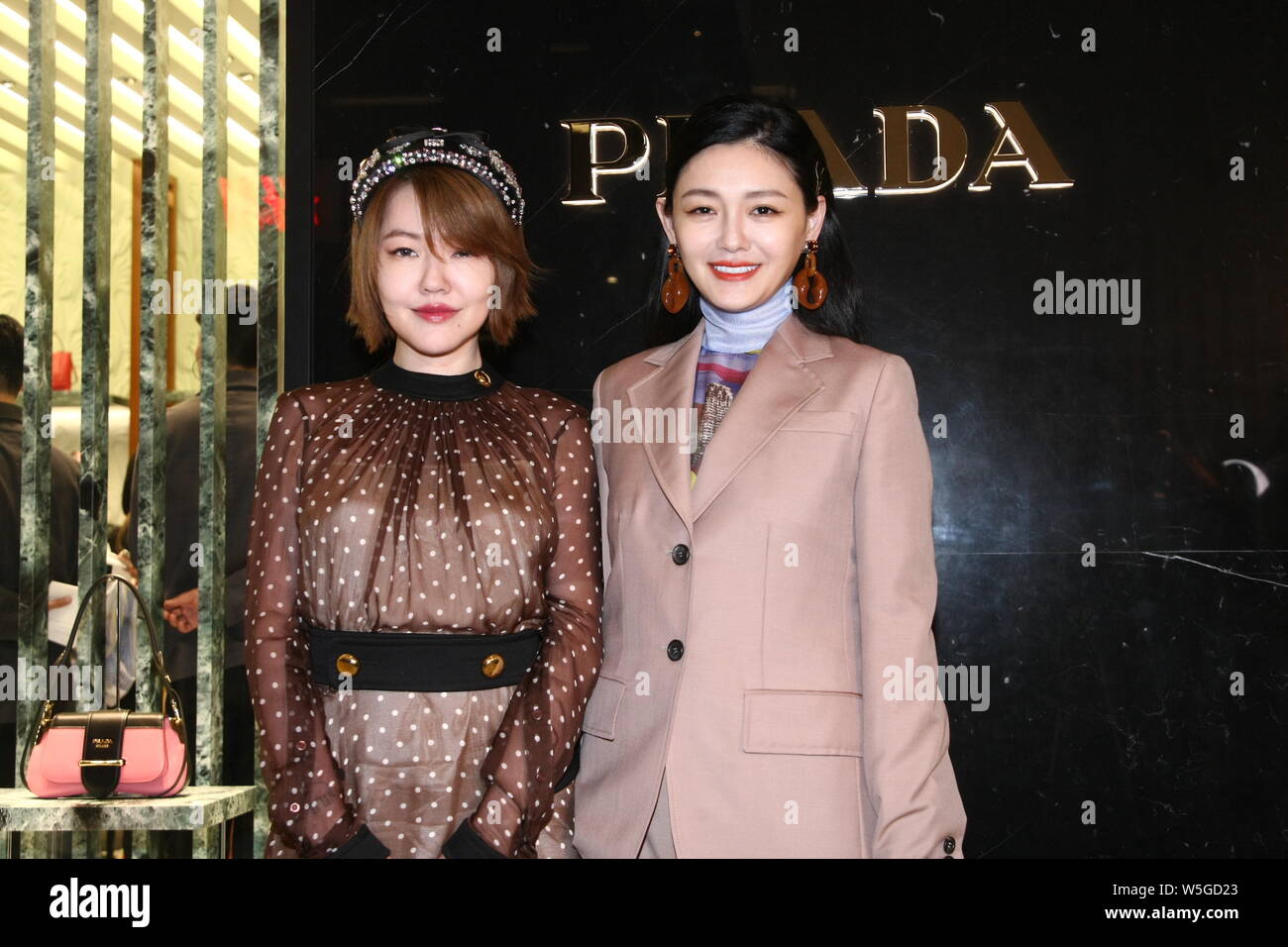 La cantante y actriz taiwanesa Barbie Hsu, también conocido por su apodo  "Big S', a la derecha, y su anfitrión y hermana de la actriz Dee Hsu, más  comúnmente conocida como Xi