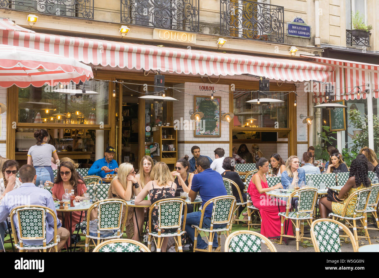 Cafetería y restaurante de París - patronos almorzando en Le Loulou en el Boulevard Saint Germain, en el 5º arrondissement de París, Francia, Europa. Foto de stock