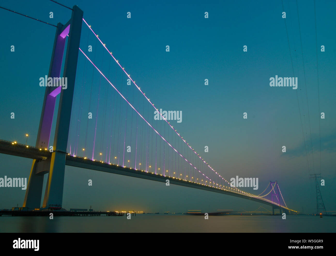 El segundo puente Humen para ser rebautizado como "Puente de Nansha' tras  la finalización está en construcción en el estuario del río de la perla en  la ciudad de Dongguan, al sur