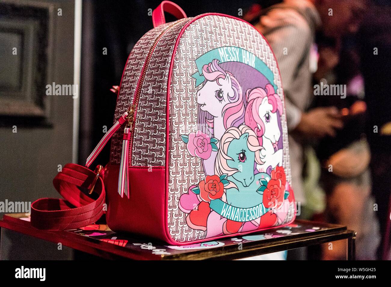 Nominación Pack para poner Barriga Bolsas están en exhibición en el WANACCESSORY & My Little Pony show durante  la Semana de la moda de Shanghai Otoño/Invierno 2019 en Shanghai, China, 30  de marzo de 2019 Fotografía de