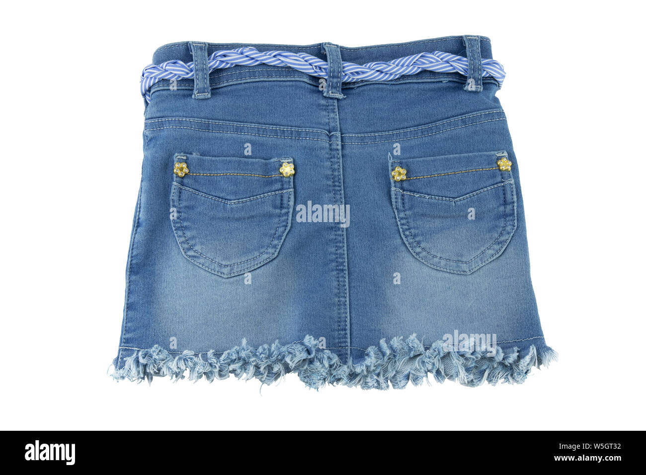Vista posterior de la zona de moda de blue jeans falda para niños. Ropa para  niñas con hilo de lino blanco azul y adornos de oro. Aislado en blanco.  Concepto suma Fotografía