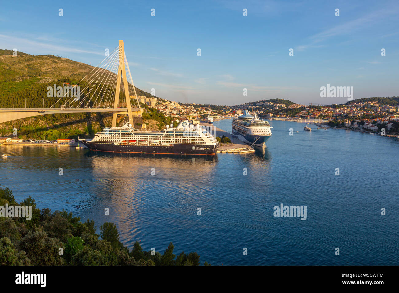Vista de los barcos crucero en el puerto de Dubrovnik, Dubrovnik Riviera, Croacia, Europa Foto de stock