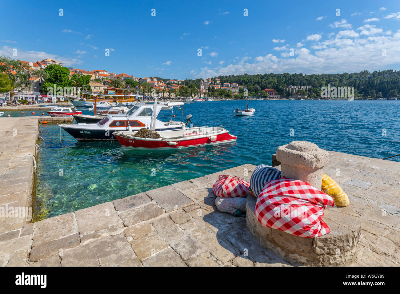 Vista del puerto de barcos y Cavtat en el Mar Adriático, Cavtat, Riviera Dubrovnik, Croacia, Europa Foto de stock