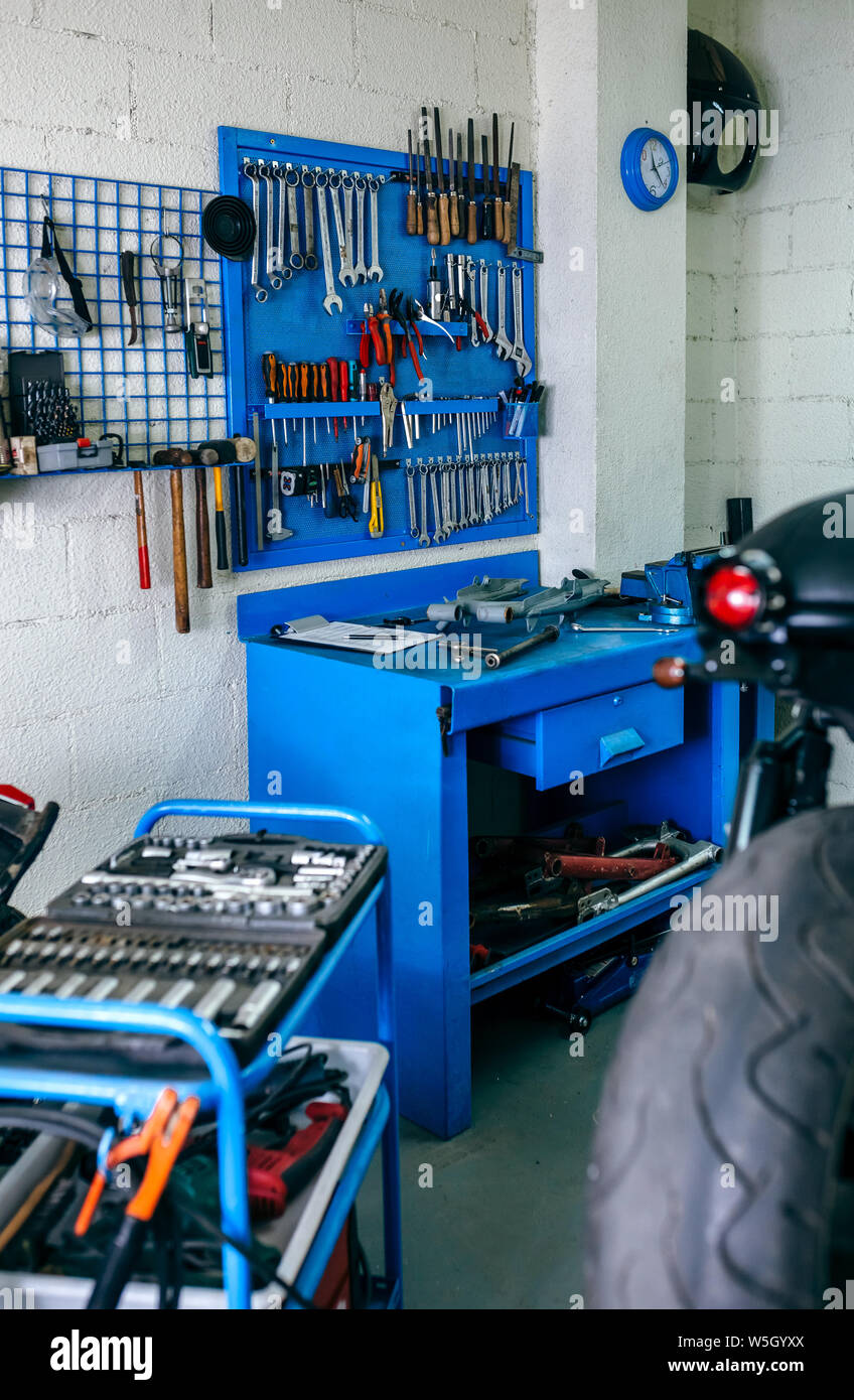 Taller de motos con moto personalizada Fotografía de stock - Alamy