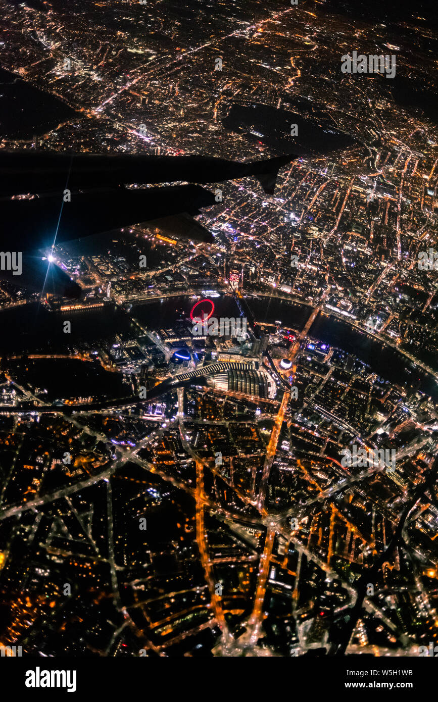 Vistas de Londres de noche desde la ventana de un avión, Londres, Inglaterra, Reino Unido, Europa Foto de stock