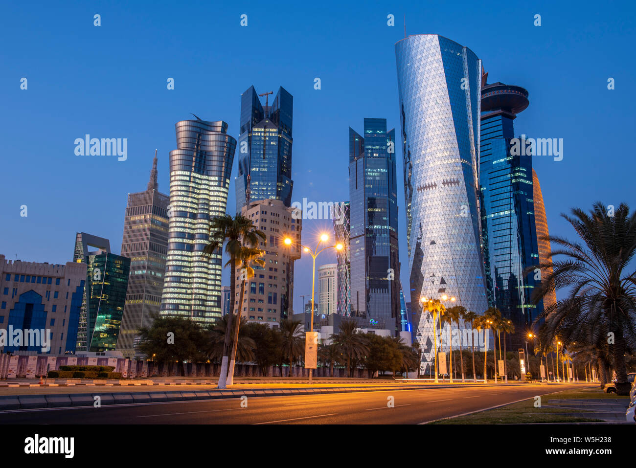 El horizonte de la moderna y de gran aumento de la ciudad de Doha, en Qatar, en Oriente Medio. - Doha's Corniche en West Bay, Doha, Qatar Foto de stock