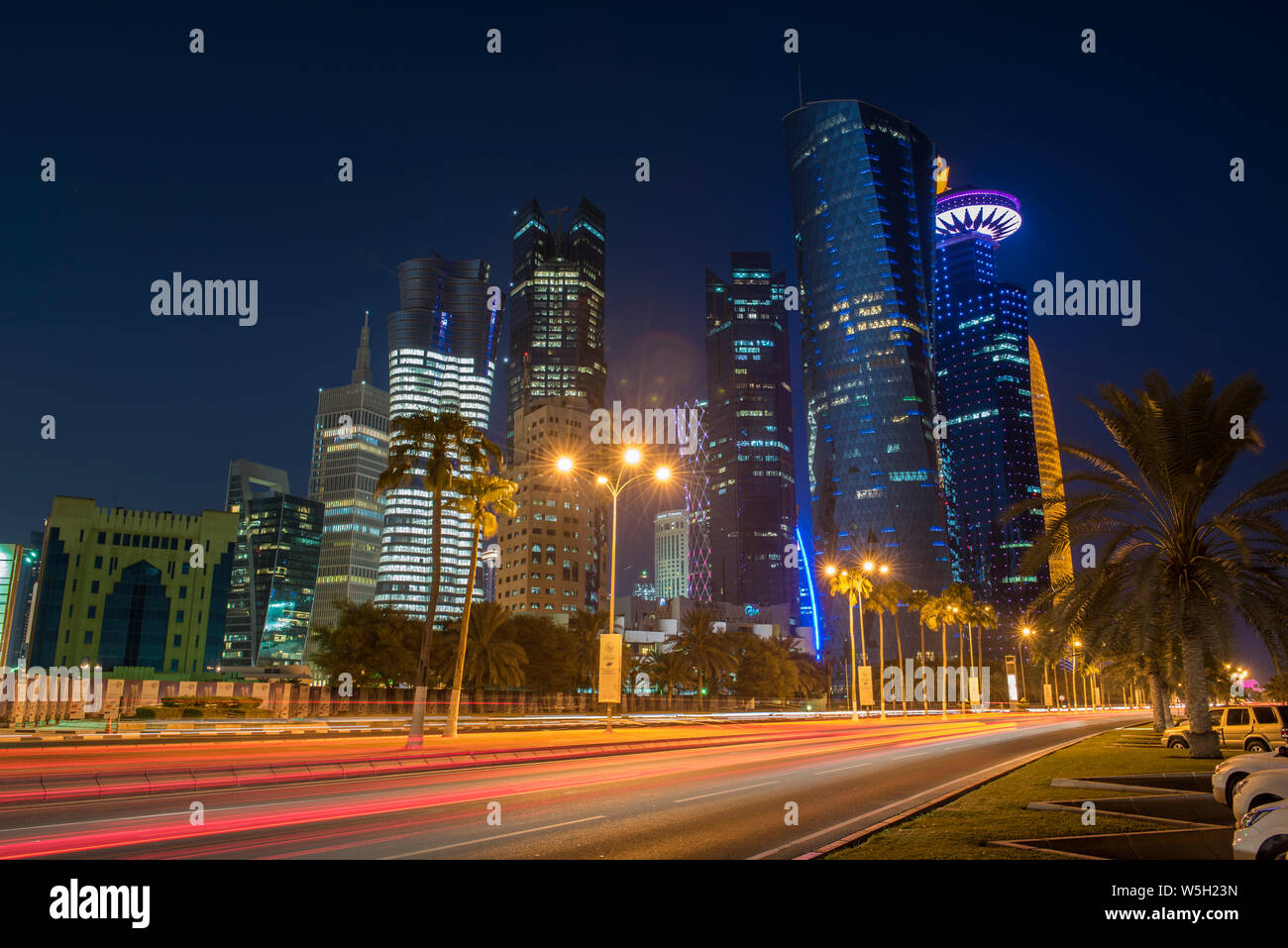 El horizonte de la moderna y de gran aumento de la ciudad de Doha, en Qatar, en Oriente Medio. - Doha's Corniche en West Bay, Doha, Qatar Foto de stock