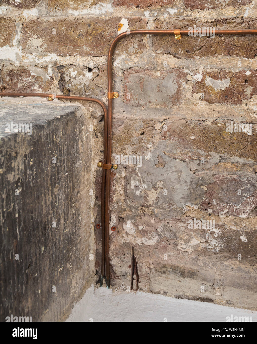 Albañilería y pipeworks. Cripta de la Iglesia de Cristo de Spitalfields, Londres, Reino Unido. Arquitecto: Dow Jones de arquitectos, 2018. Foto de stock