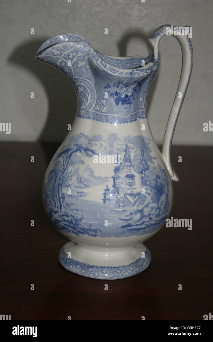 Impresa en azul de antigüedades jarra grande hecha por John Meir de Tunstall, c 1848 Foto de stock