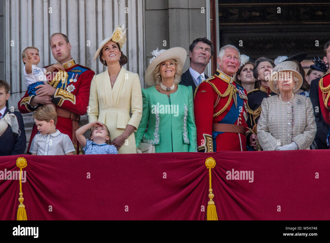 Trooping el color, el Desfile de cumpleaños de la Reina celebraciones fuera del Palacio de Buckingham, en el centro de Londres, Inglaterra, Reino Unido Foto de stock