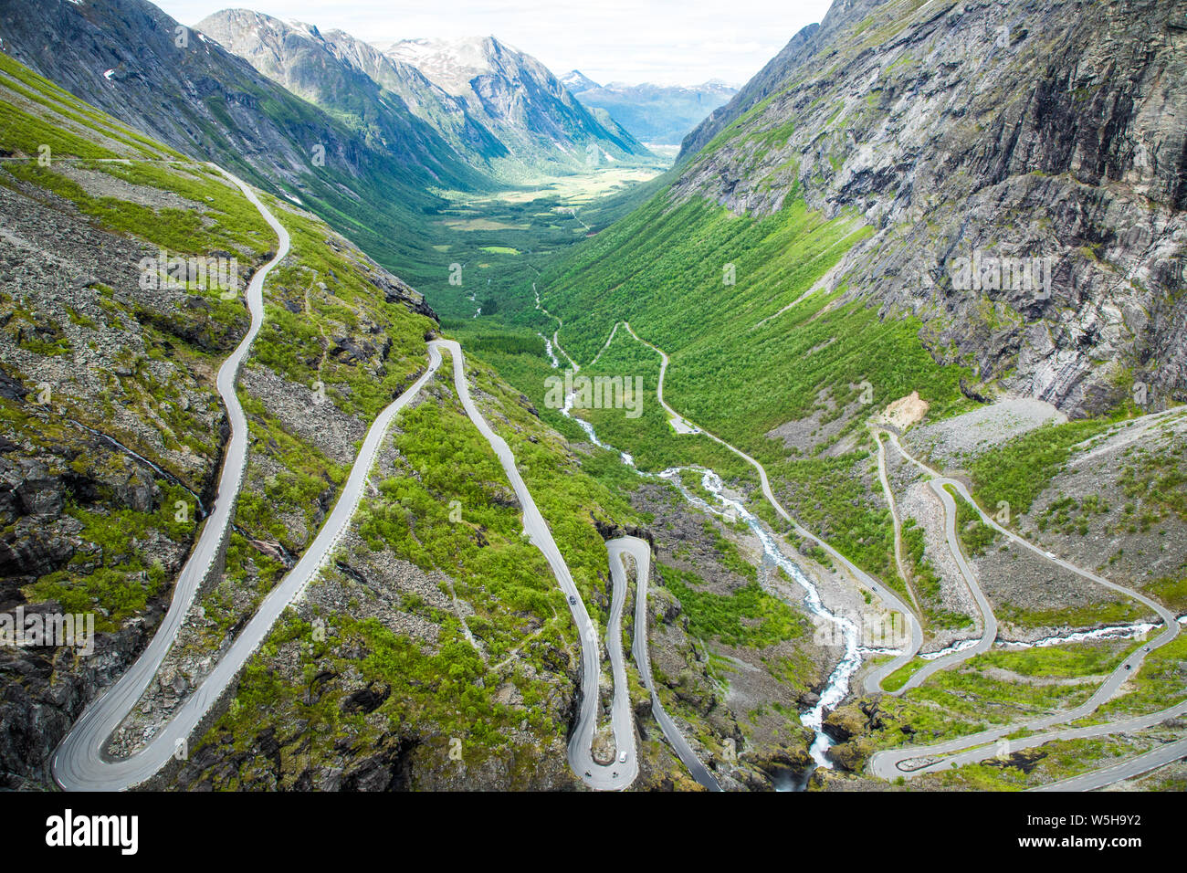 Trollstigen o Trolls Ruta serpentina es carretera de montaña en ciudad de Municipio en Noruega Fotografía de stock - Alamy
