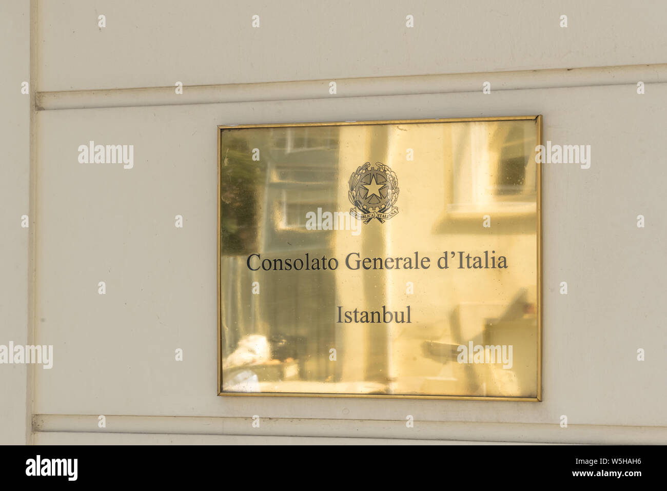 Information board de edificio de la Embajada de Italia, que se encuentra en Beyoglu, Istanbul, Turquía.25 de julio de 2019 Foto de stock