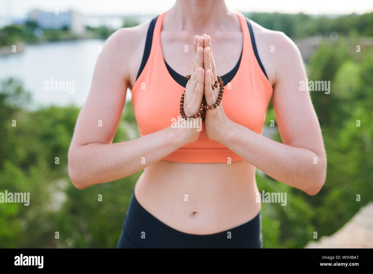 Namaste haciendo gestos con mala beads Foto de stock