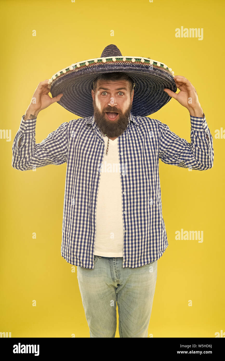 Genial para rematar su traje. Hombre vestido con sombrero mexicano. Accesorio de moda para la tradicional fiesta mexicana. Hombre Barbado en Mexican Hat. Hipster en wide brim hat. Él está en amor Genial para rematar su traje. Hombre vestido con sombrero mexicano. Accesorio de moda para la tradicional fiesta mexicana. Hombre Barbado en Mexican Hat. Hipster en wide brim hat. Él está en amor