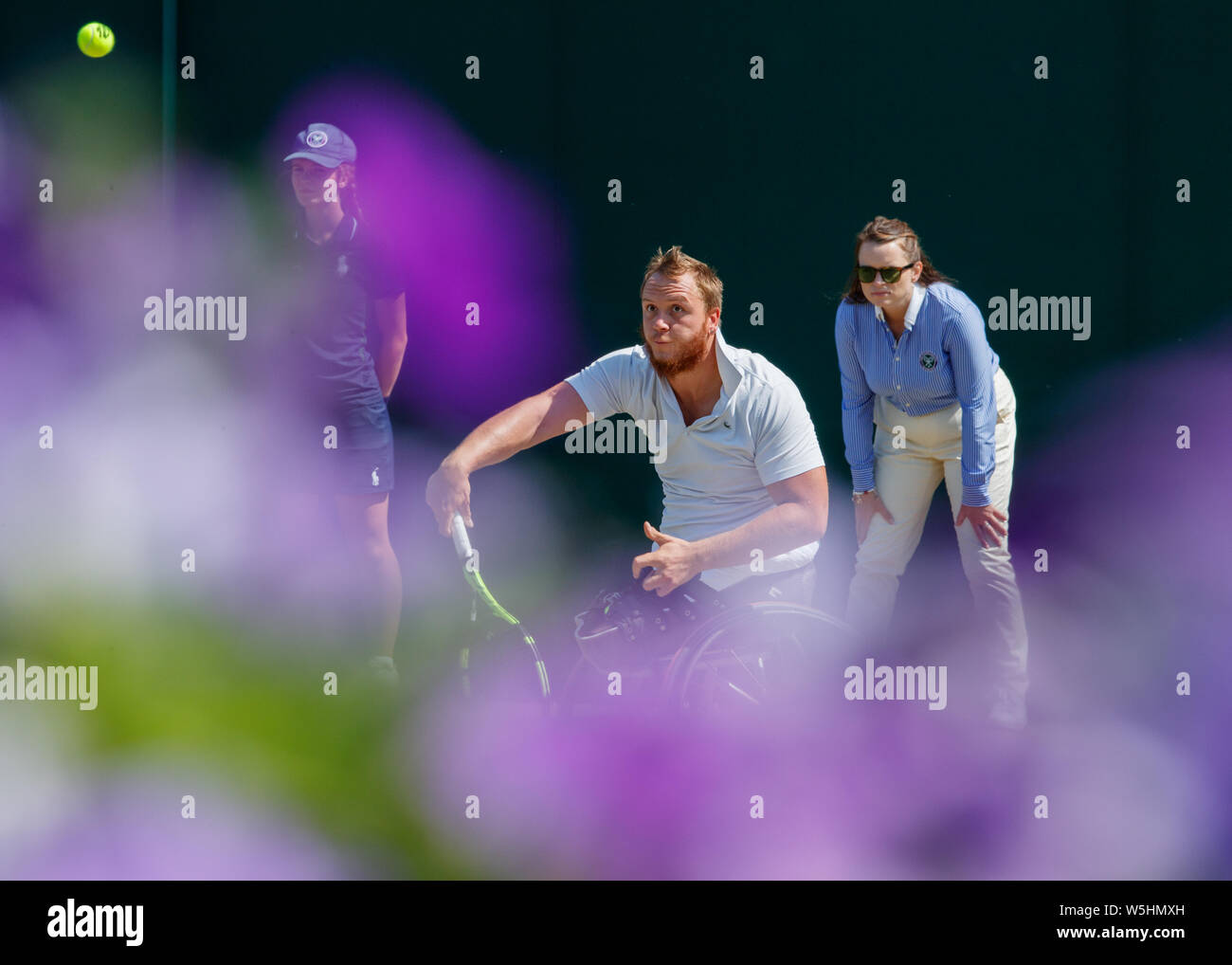 Nicolas Peifer en acción durante el partido de tenis en silla de ruedas en Wimbledon Foto de stock