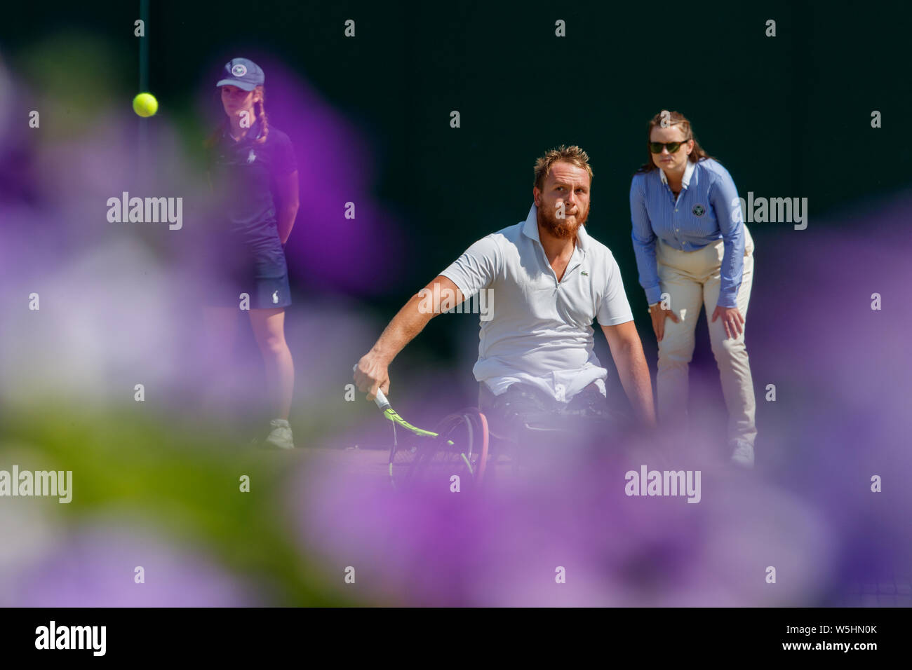 Nicolas Peifer en acción durante el partido de tenis en silla de ruedas en Wimbledon Foto de stock