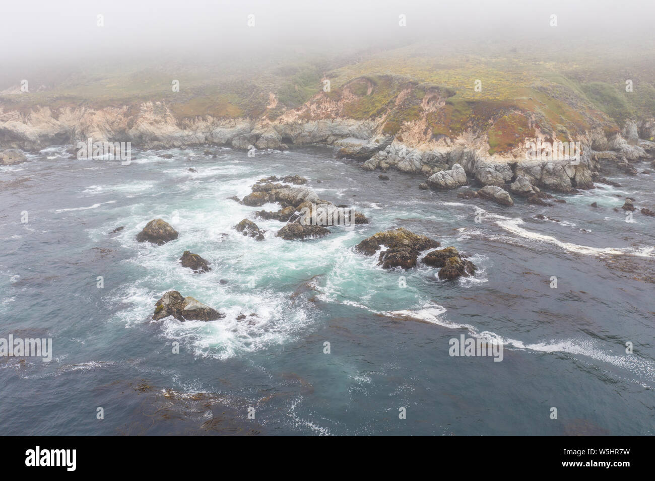 Visto desde una vista de pájaro, el Océano Pacífico baña contra el pintoresco y costa rocosa al sur de Monterrey, en el norte de California. Foto de stock
