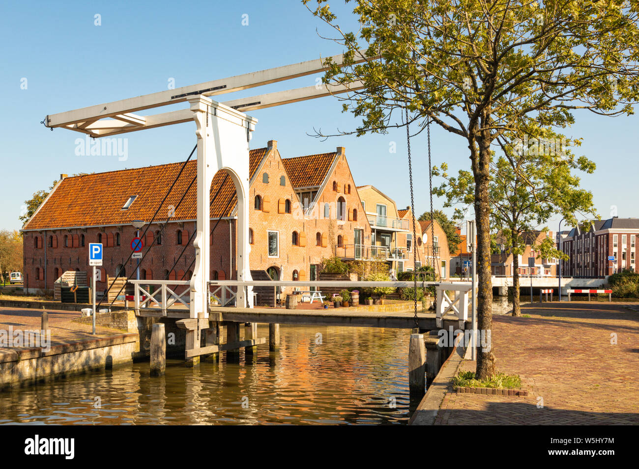 Almacenes e histórico puente levadizo de madera a través de canal en Franeker, Holanda Foto de stock