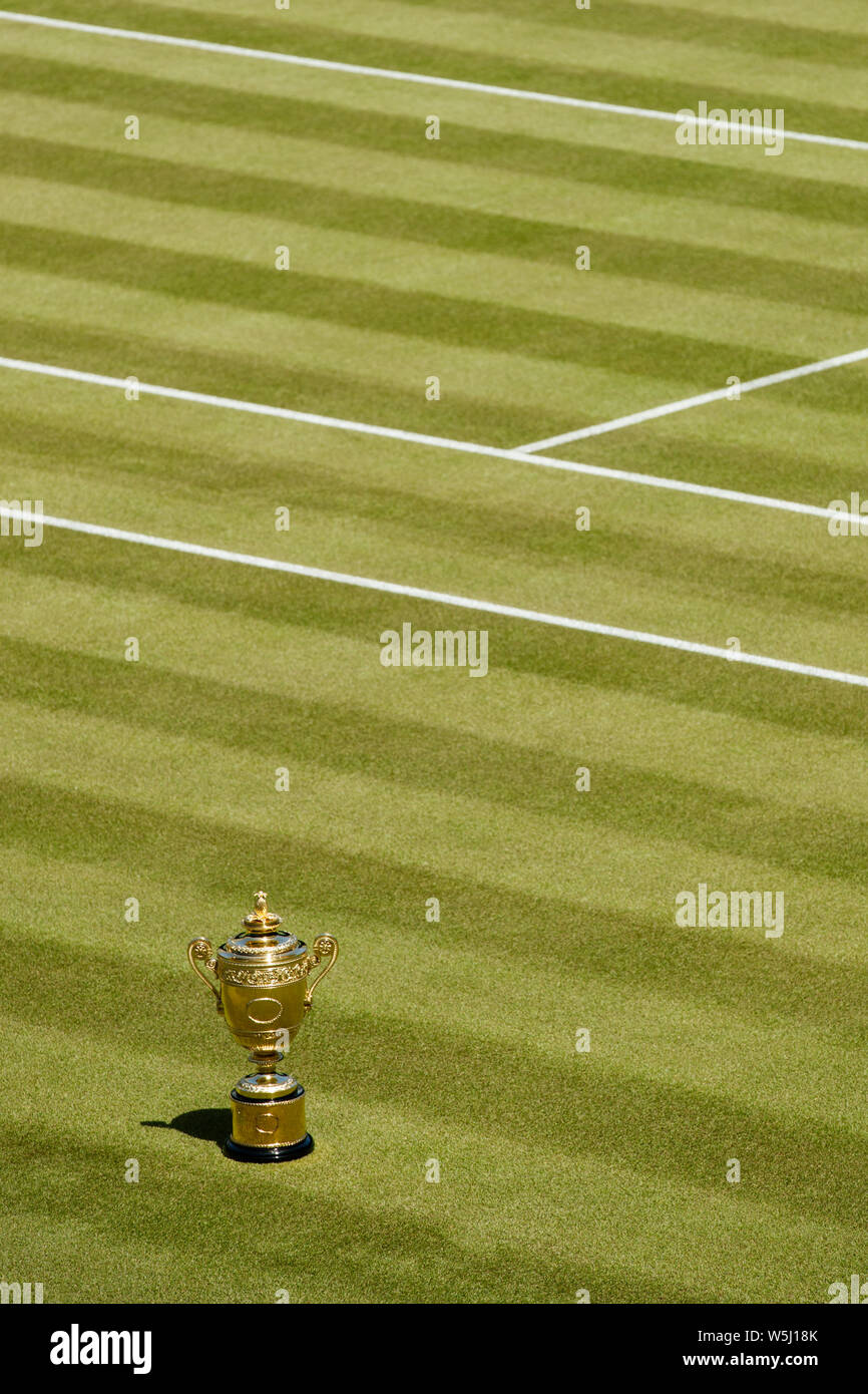 Los caballeros solteros Trophy, en el centro de la Cancha de los campeonatos de Wimbledon Foto de stock
